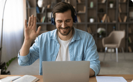 Ein Mann erhält ein digitales Onboarding