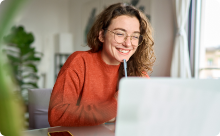 Eine Frau schaut sich etwas auf dem Laptop an